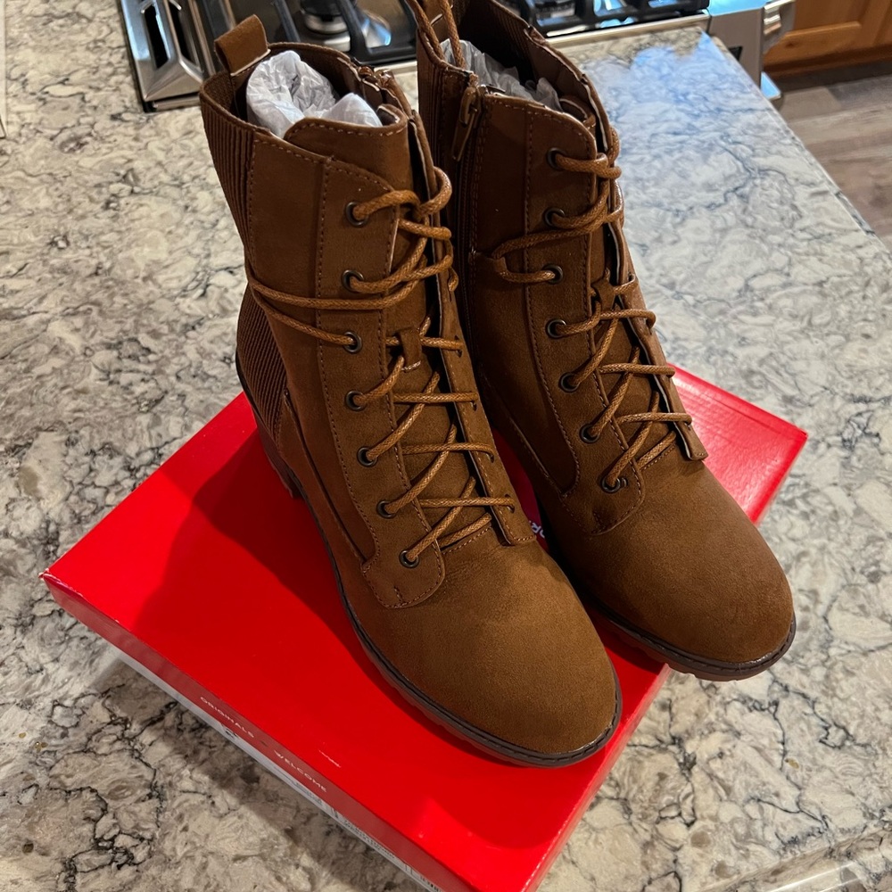 COGNAC ZIPPER BOOTIE SIZE 9 NEVER WORN